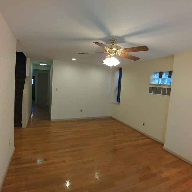 1207 Carpenter St, Unit A in Philadelphia, PA - Building Photo - Building Photo