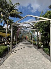 5300 Paseo Blvd in Doral, FL - Foto de edificio - Building Photo