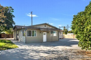 43822 Palm Ave in Hemet, CA - Building Photo