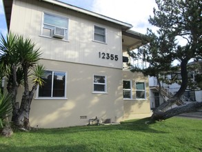 12355 Riverside Dr in Valley Village, CA - Foto de edificio - Building Photo