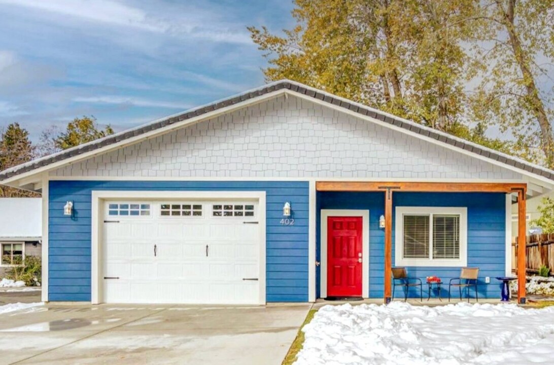 402 Mountain View Dr in Mount Shasta, CA - Building Photo