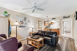 600 Neapolitan Way in Naples, FL - Building Photo