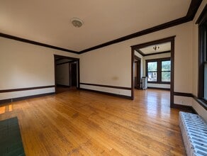 2421 N Sawyer Ave, Unit 2e in Chicago, IL - Foto de edificio - Building Photo