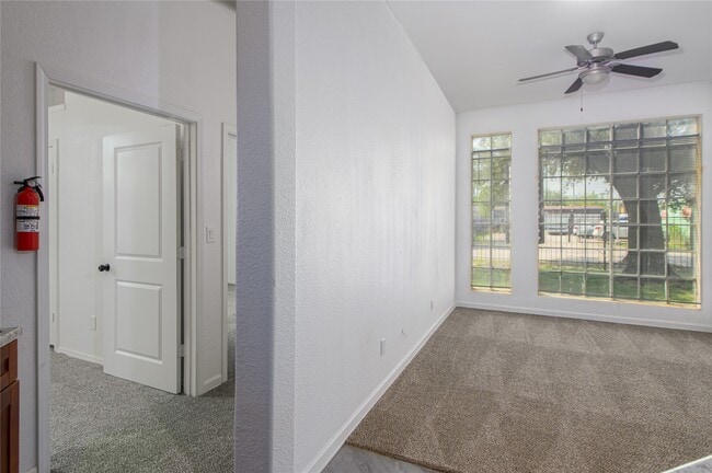 4705 Lyons Ave in Houston, TX - Foto de edificio - Building Photo