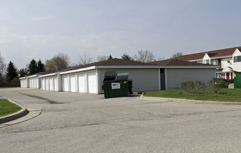 Ryan Green Apartments in Franklin, WI - Foto de edificio - Building Photo