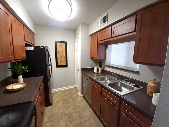 8100 Creekbend Dr in Houston, TX - Building Photo - Building Photo