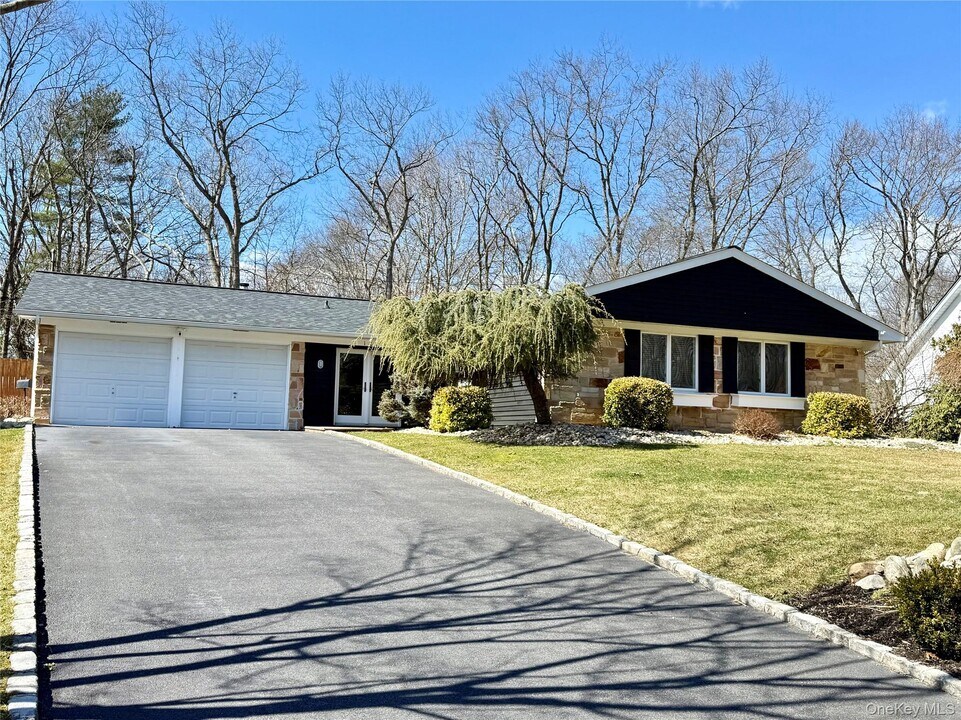 102 Sycamore Cir in Stony Brook, NY - Building Photo