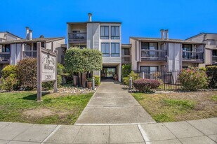 2101 Shore Line Dr in Alameda, CA - Building Photo