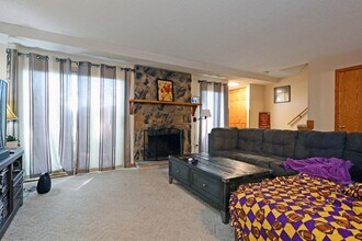 1110 Trailwood N in Hopkins, MN - Foto de edificio - Building Photo