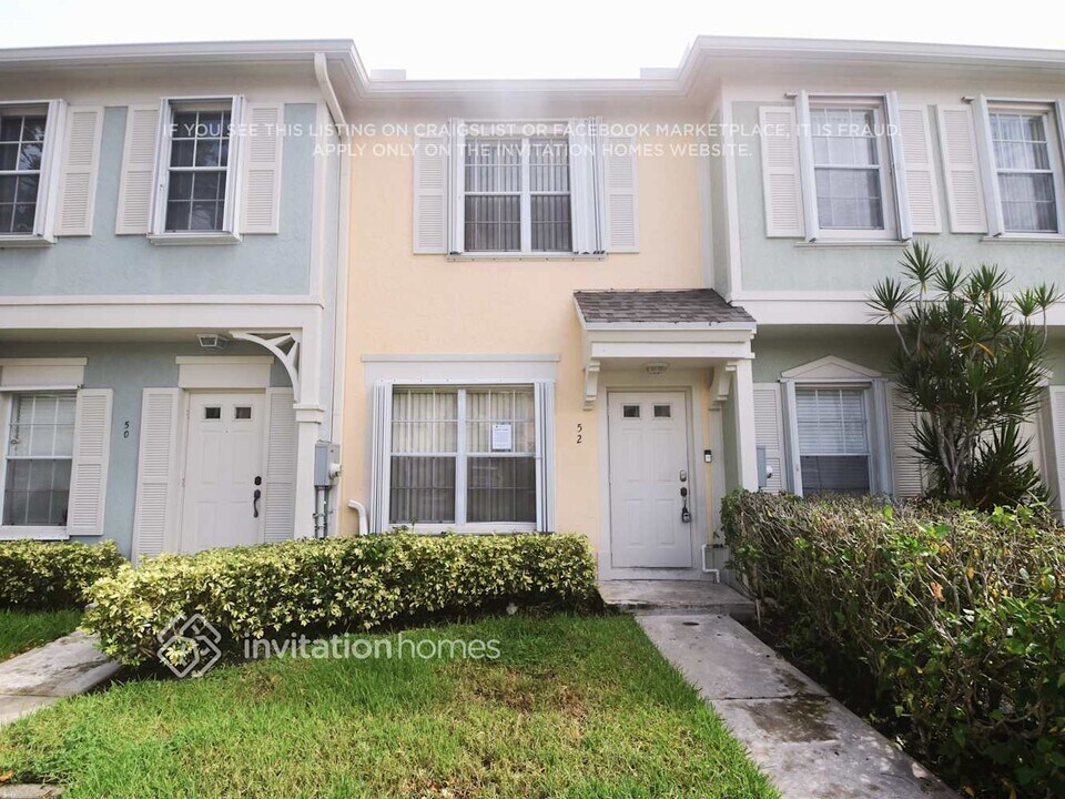 52 Simonton Cir in Weston, FL - Building Photo