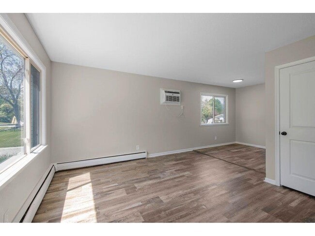 2081 Hillview Rd in Mounds View, MN - Building Photo - Building Photo