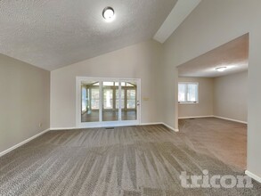 3014 Silver Fox Dr, Unit 15-0802 in Columbus, IN - Building Photo - Building Photo