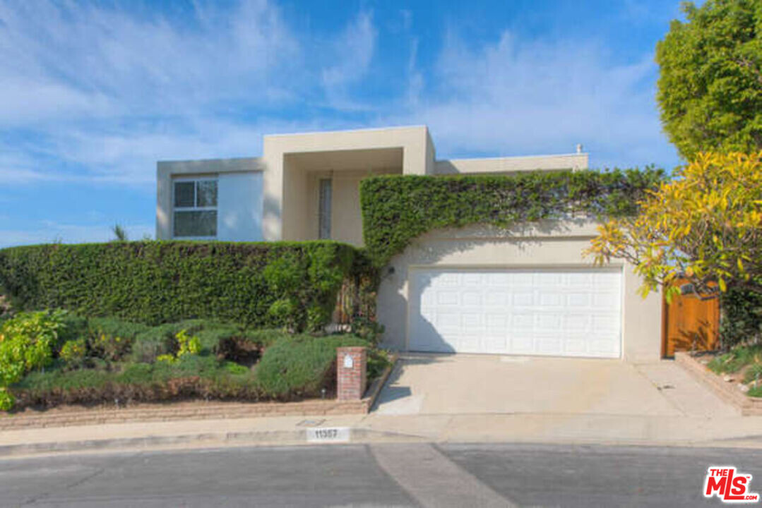 11357 Dona Lisa Dr in Los Angeles, CA - Building Photo