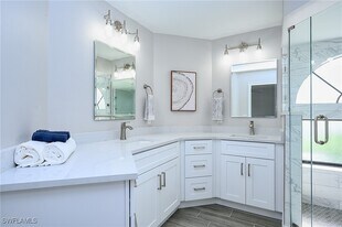583 Beachwalk Cir in Naples, FL - Building Photo