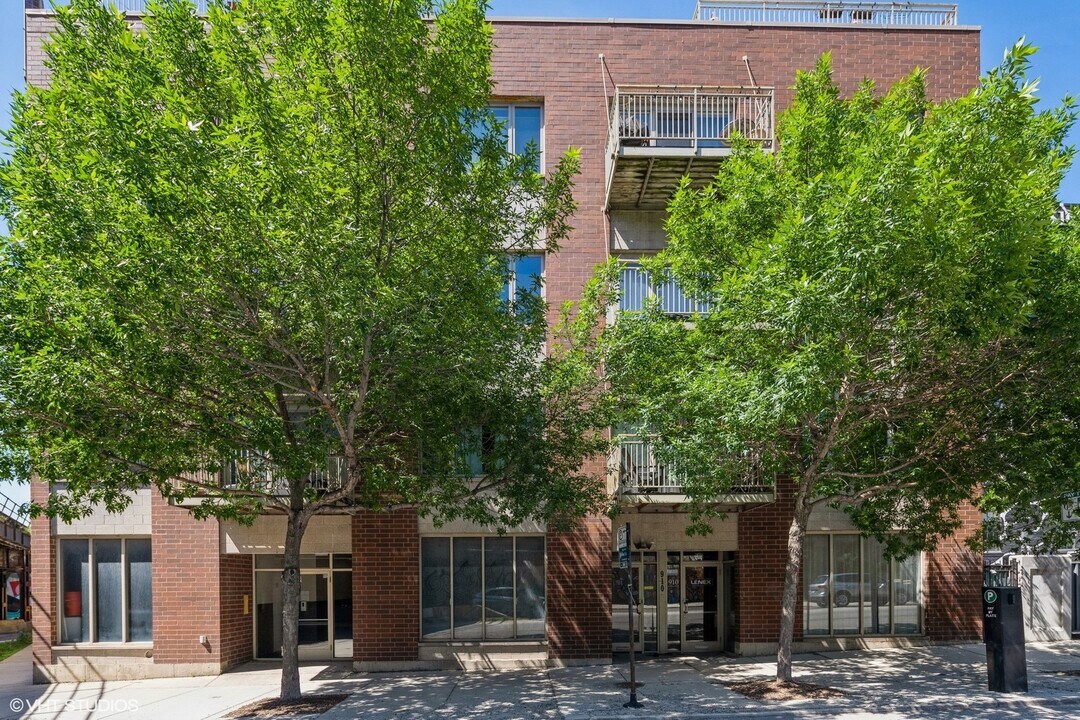 912 W Chicago Ave in Chicago, IL - Building Photo