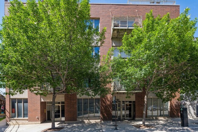 property at 912 W Chicago Ave