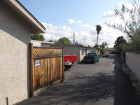 142 S Virginia Ave in Azusa, CA - Foto de edificio - Building Photo