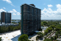 Palm Bay Yacht Club Condo in Miami, FL - Foto de edificio - Building Photo