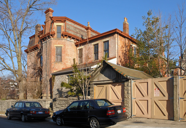 2402 Ashland Ave in Cincinnati, OH - Building Photo - Building Photo