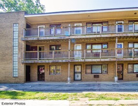 7544 S Saginaw Ave in Chicago, IL - Foto de edificio - Building Photo