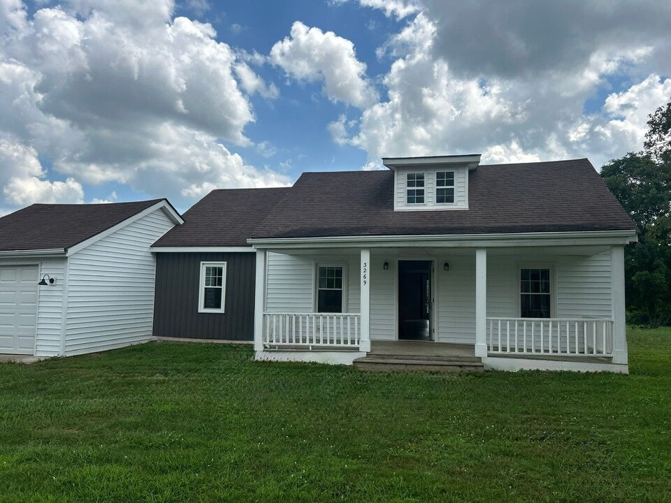 3269 Fords Mill Rd in Versailles, KY - Building Photo