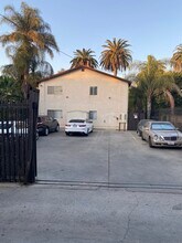 5716 Waring Ave, Unit 202 in Los Angeles, CA - Foto de edificio - Building Photo