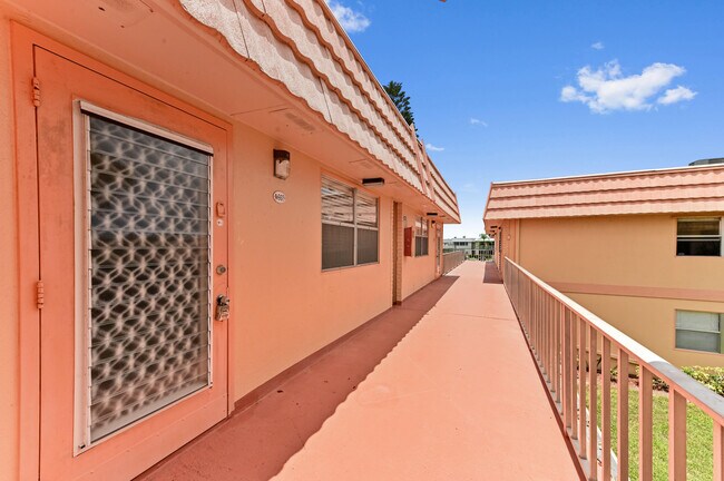 669 Saxony Pl in Delray Beach, FL - Foto de edificio - Building Photo