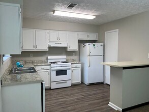 8099 Linda Ct in Jonesboro, GA - Foto de edificio - Building Photo