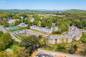 Brookdale Apartments in Charlottesville, VA - Foto de edificio - Building Photo