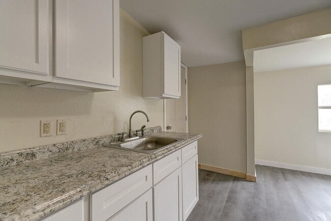property at 907 Laredo St