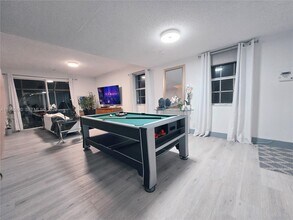 1303 Presidio Dr in Weston, FL - Foto de edificio - Building Photo