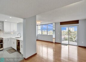 11930 N Bayshore Dr in North Miami, FL - Building Photo