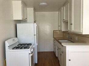852 Cherokee N Ave, Unit 2 in Los Angeles, CA - Building Photo - Building Photo
