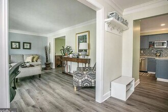 295 Sugartown Rd in Wayne, PA - Foto de edificio - Building Photo