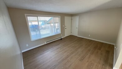 1121 W Stewart Ave in Puyallup, WA - Building Photo - Building Photo