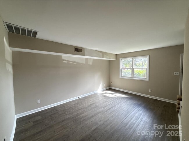 1613 N Sharon Amity Rd in Charlotte, NC - Building Photo - Building Photo