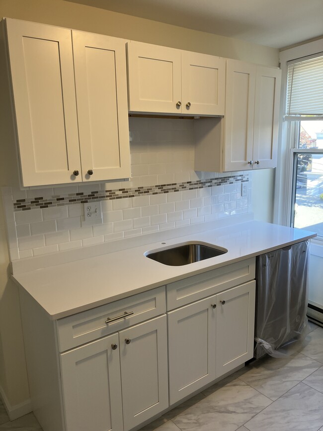 35 Davis Sq, Unit 10 in Somerville, MA - Building Photo - Building Photo