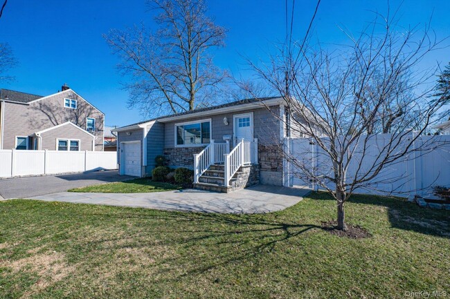 2002 City Ave in Merrick, NY - Building Photo - Building Photo