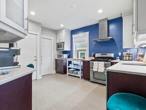 11 Weld Hill St, Unit 2 in Boston, MA - Foto de edificio - Building Photo