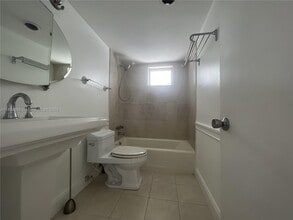 3750 NE 170th St, Unit 400 in North Miami Beach, FL - Foto de edificio - Building Photo