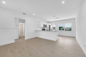 1980 NE 159th St in North Miami Beach, FL - Building Photo - Building Photo