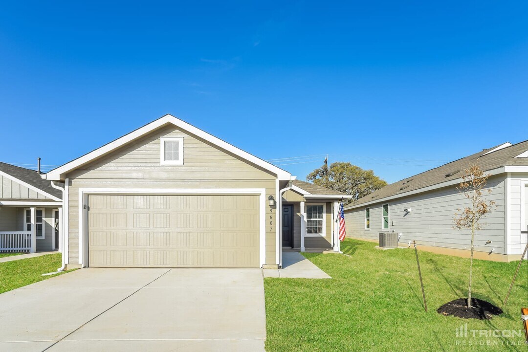 9607 Littleton Grist in San Antonio, TX - Building Photo