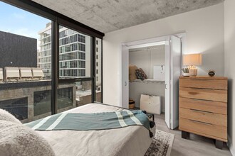 172 W Huron St in Chicago, IL - Foto de edificio - Building Photo