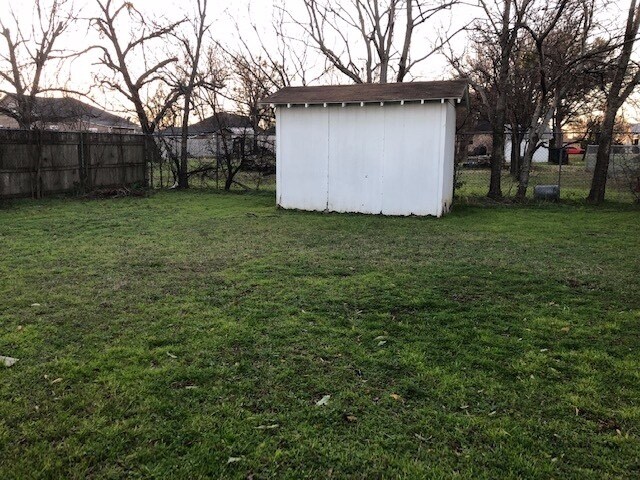 907 N Harrison St in West, TX - Building Photo - Building Photo