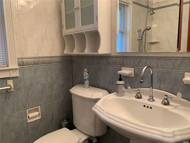 44 Aspen St-Unit -2 in Floral Park, NY - Building Photo - Building Photo