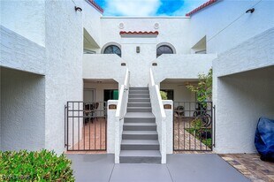 565 Beachwalk Cir in Naples, FL - Building Photo