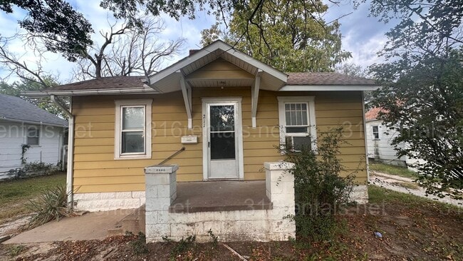 211 N Edwards in Wichita, KS - Building Photo - Building Photo