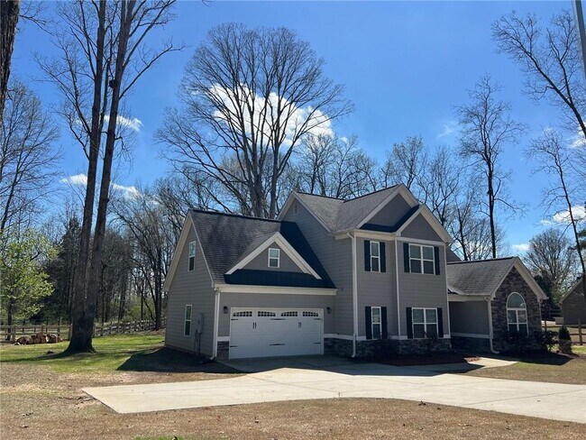 732 E Jefferson St in Hoschton, GA - Building Photo - Building Photo