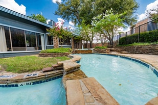 Woodwind Irving in Irving, TX - Building Photo