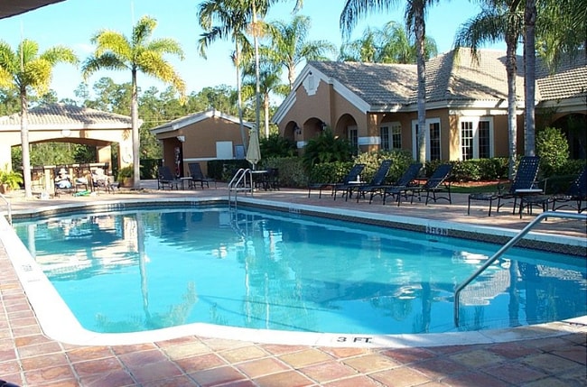 1865 Florida Club Dr in Naples, FL - Foto de edificio - Building Photo